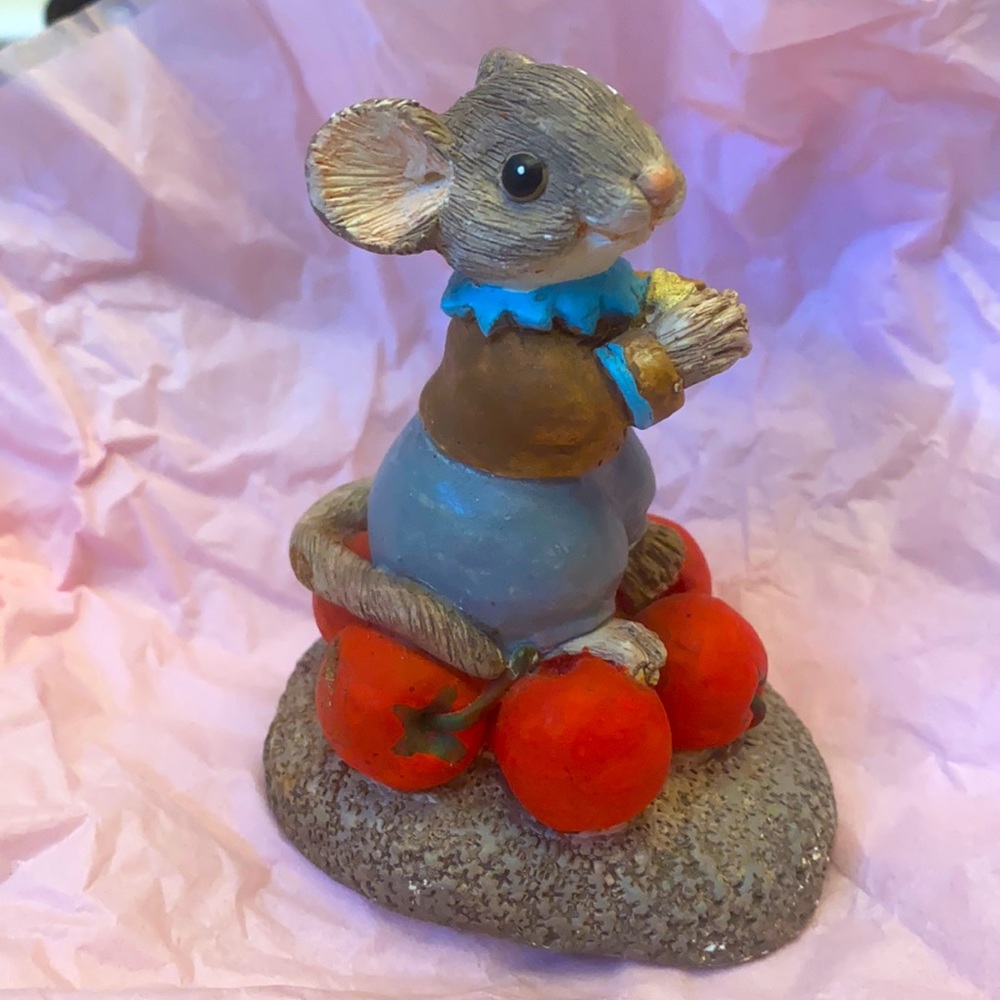Mouse on berries